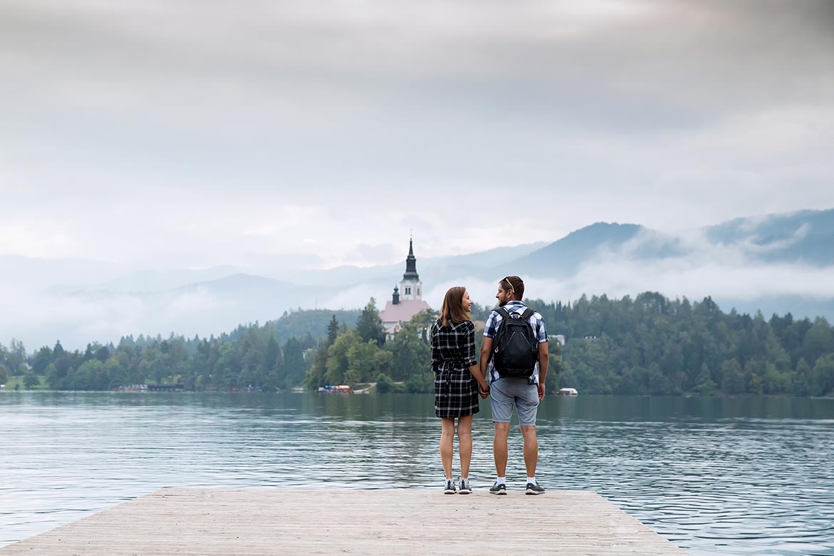 Been loving tourist. Словения семья. Словения люди. Словения скалы похожие на пару влюбленных. Словения фото людей.